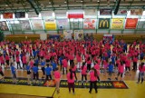 Starogard Gdański. Mistrzynie sportu z Otylią Jędrzejczak poprowadziły lekcję wychowania fizycznego dla 400 dziewczyn! 