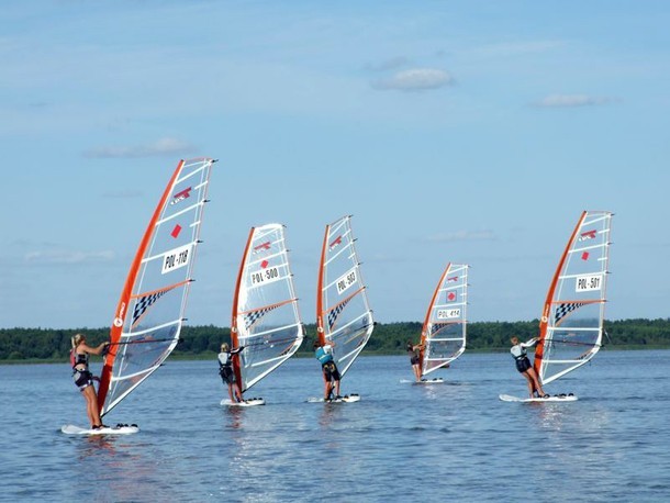 Piła. Windsurferzy i kajakarze na Zalewie Koszyckim