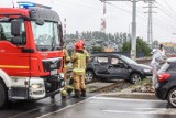 Wypadek samochodu z tramwajem w Gdańsku. Na miejsce udały się trzy zastępy straży pożarnej 1.08.2023 r.