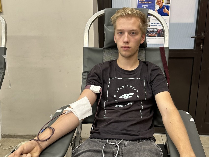 Akcja krwiodawstwa w "mechaniku" w Radomsku. Krew oddało 20 osób. ZDJĘCIA, FILM