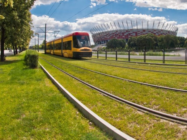 Z uwagi na remont torowiska, od soboty (27 kwietnia) tramwaje nie będą jeździły ulicą Grochowską. Zmienią się trasy linii tramwajowych: 3, 6, 22 i 26. 

Od niedzieli 28 kwietnia do 23 czerwca pomiędzy aleją Zieleniecką a Terespolską będą kursowały tramwaje linii 3. Na tę trasę wyjadą tramwaje dwukierunkowe, które będą korzystać ze specjalnego rozjazdu nakładkowego. Zostanie on zamontowany za przystankiem Praga-Płd.-Ratusz.  W czasie remontu pomiędzy rondem Wiatraczna a pętlą Stadion Narodowy będą jeździły autobusy zastępczej linii Z-6.

W pierwszym etapie prac, od 29 kwietnia, zwężone będą obydwie jezdnie ul. Grochowskiej, pomiędzy ulicą Terespolską a Modrzewiową. Wyłączone z ruchu zostaną pasy wzdłuż torowiska, a dla kierowcy do dyspozycji będą mieli po dwa pasy w każdym kierunku. W kolejnych etapach remontowane będą przejazdy przez torowisko w ciągu ulic Podskarbińskiej, Terespolskiej, Gocłowskiej i Lubelskiej. W czasie prac ruch będzie kierowany na sąsiedni przejazd lub specjalnie wyznaczone objazdy.