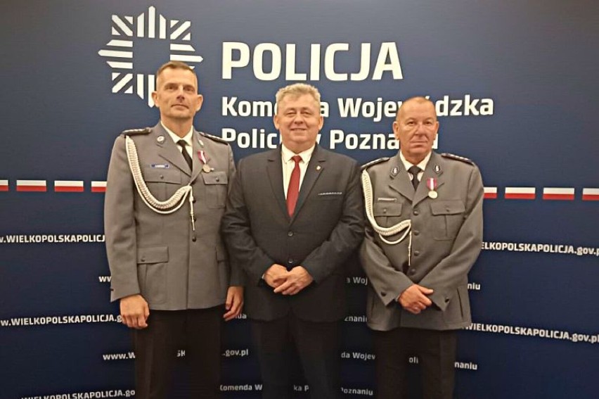 Wolsztyńscy funkcjonariusze otrzymali medale podczas uroczystej zbiórki wielkopolskich policjantów