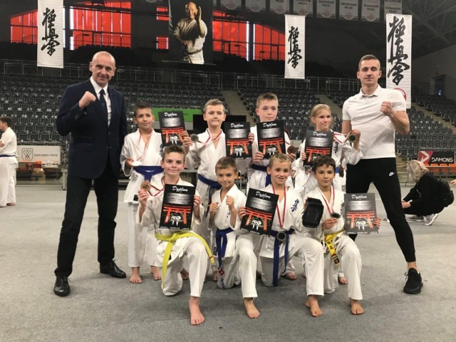 Zawodnicy Dąbrowskiego Klubu Karate dobrze spisali się podczas turnieju w Jastrzębiu Zdroju 

Zobacz kolejne zdjęcia/plansze. Przesuwaj zdjęcia w prawo naciśnij strzałkę lub przycisk NASTĘPNE