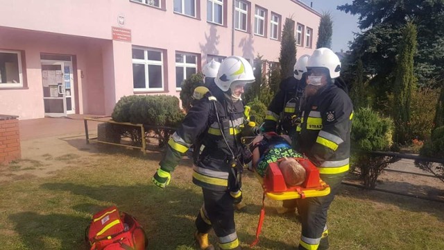 Uczniowie ze szkół podstawowych w Skrzynnie i Kurowie zostali ewakuowani z placówek. W ten sposób nauczyciele i dzieci przećwiczyli sposób postępowania i zachowania na wypadek pożaru.