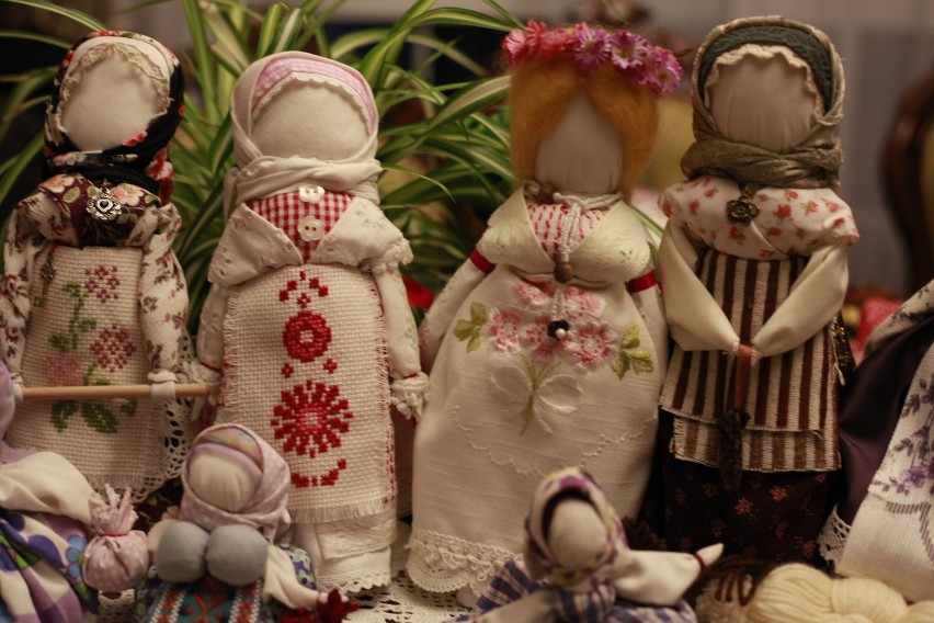 Laskowa. Barbara Jędrzejek tworzy słowiańskie amulety. To lalki motanki, które mogą spełniać życzenia [ZDJĘCIA]