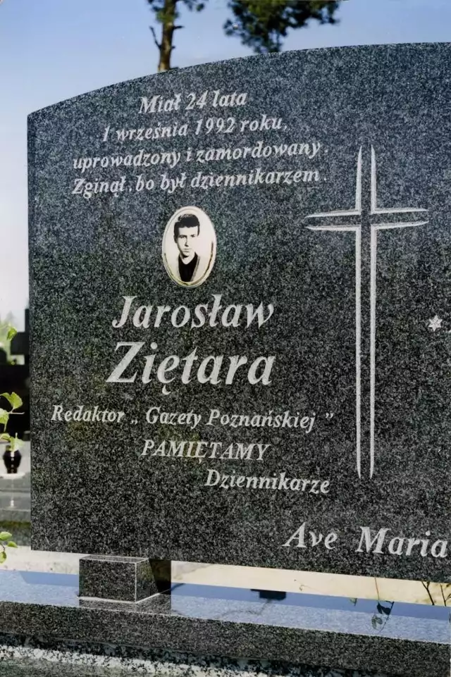 Jarosław Ziętara zajmował się m.in. aferami gospodarczymi. Na zdjęciu symboliczny grób dziennikarza w Bydgoszczy