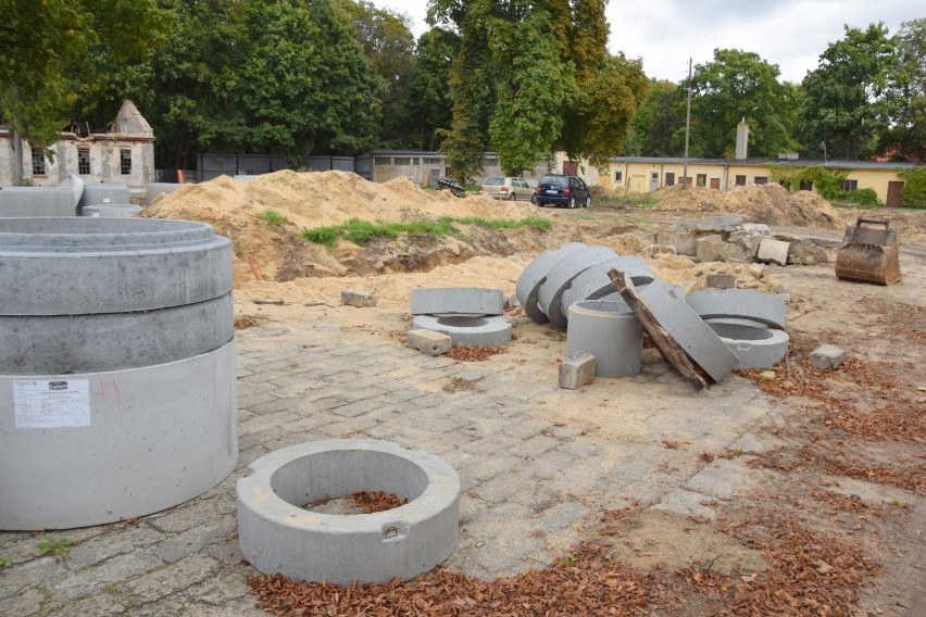 Siedziba przyszłego Muzeum Ziemi Koneckiej już bez dachu. Na placu budowy dużo się dzieje 