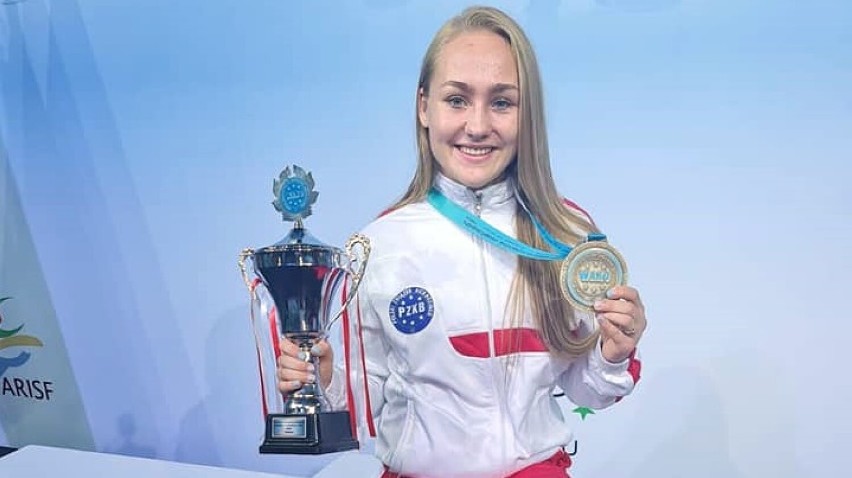 Martyna Kierczyńska z medalem i pucharem
