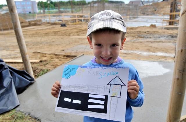 4-letni Kamil marzy o chodniku. Dziś  na placu budowy szkoły wręczy prezydentowi swoją petycję