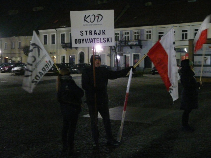 „Stop dewastacji Polski” - manifestacja KOD w Sieradzu