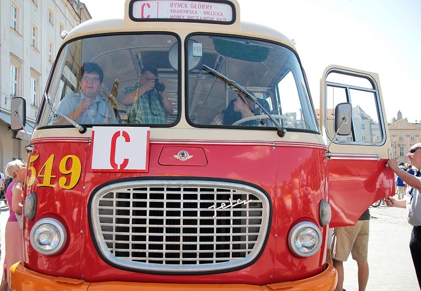 Zabytkowe tramwaje i autobusy na ulicach Krakowa [ZDJĘCIA]