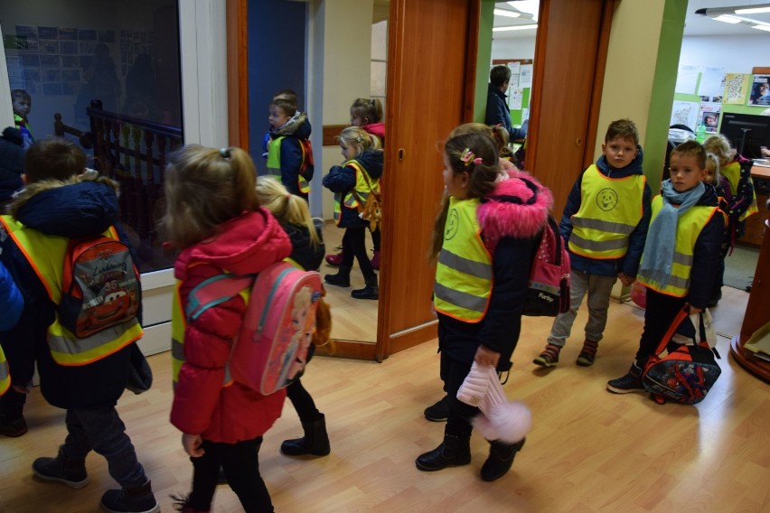 Dzieci z przedszkola sióstr Elżbietanek z Otynia z pierwszą, wspólną wizytą w redakcji Gazety Lubuskiej w Zielonej Górze