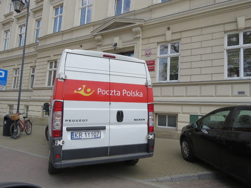 Samochód Poczty Polskiej przed Sądem Rejonowym w Wadowicach