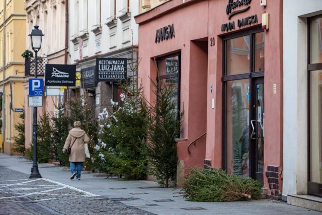 Do tej pory oficjalnie zgłoszenie szkody zadeklarowała jedna osoba. Po dopełnieniu formalności policjanci zabezpieczą m.in. nagranie z miejskiego monitoringu.