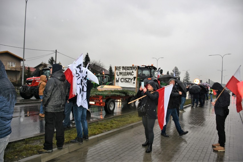 Protest rolników z AGROunii w Chełmie. Blokowana jest ulica Rejowiecka. Samochody  ciężarowe muszą omijać miasto