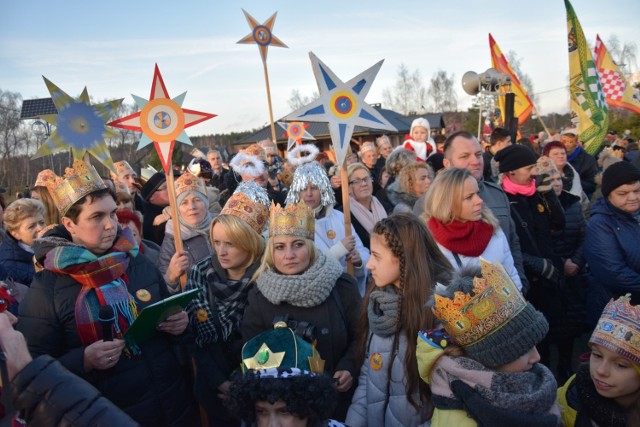 Po raz szósty z kolei z kościoła pw. NPM Wspomożenia Wiernych w Aleksandrowie Kujawskim ruszył orszak Trzech Króli do Rożna Parcele w gm. Aleksandrów. Na czele jechało troje jeźdźców, a wielki pochód pieszych prowadzili jak zawsze państwo Barbara i Jan Kacprzakowie. Jako trzej monarchowie wystąpili ks. Ireneusz Śliwiński, Andrzej Olszewski, wójt gm. Aleksandrów Kujawski i Roman Skalski, mieszkaniec Rożna Parcele. Na placu przy wiejskiej świetlicy stanęła stajenka, a w niej w rolę Marii i Józefa wcielili się tradycyjnie państwo Monika i Krzysztof Stasińscy. W orszaku szła też Orkiestra Dęta Księżnej Kujaw z Ostrowąsa pod batutą Romana Organiściaka. Na miejscu monarchowie pokłonili się Świętej Rodzinie, a kolędy zaśpiewał zespół "Muza". Lokalna społeczność przygotowała słodycze dla najmłodszych i ciepły poczęstunek dla wszystkich.