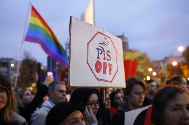 Protest "Jesień Średniowiecza" w Warszawie. Przed Sejmem manifestowali przeciwko karom więzienia za edukację seksualną [ZDJĘCIA]