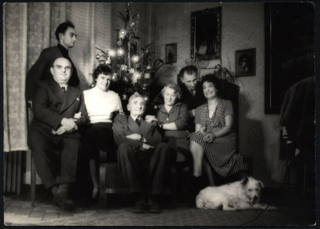 Boże Narodzenie 1958 r. Stanisław Taczak wśród rodziny podczas wizyty u córki i zięcia w malborskim mieszkaniu przy ul. Dworcowej.