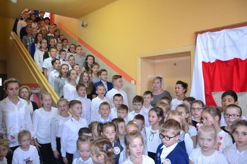 KOBYLIN: Uczniowie i przedszkolaki zaśpiewały pełną wersję hymnu