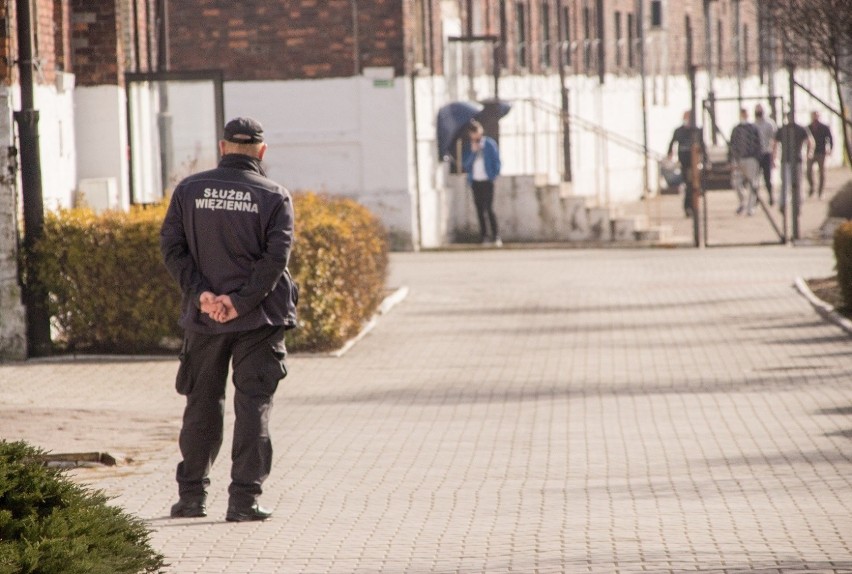 Areszt Śledczy w Sosnowcu - tak wygląda budynek, spacerniak...