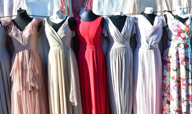 Modne kreacje na targowisku Korej w Radomiu. Zobacz sukienki idealne na każdą okazję >>>