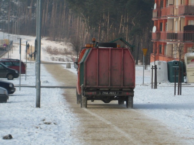 Praca w ZGKiM jest lekka i przyjemna. Polega na grupowym patrolowaniu i posypywaniu piachem chodników z samochodu (zdjęcie zrobione w dniu 22.02.2011 r. o godz. 12.35).