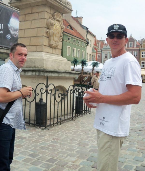 Członków Urzędu Kontroli Skarbowej spotkaliśmy w środę na Starym Rynku w Poznaniu, gdzie rozdawali ulotki z hasłem "Nie bądź jeleń, weź paragon"