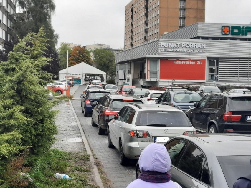 Kolejka do punktu drive-thru na osiedlu Paderewskiego