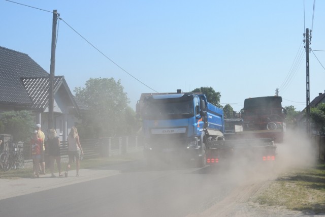 Nasza miejscowość, naszą drogą. Przez dwutygodniowy objazd spowodowany remontem przejazdu kolejowego droga powiatowa biegnąca przez wioskę, uległa znacznemu pogorszeniu