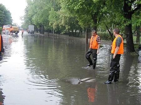 Woda zalała stumetrowy odcinek ostródzkiej ulicy