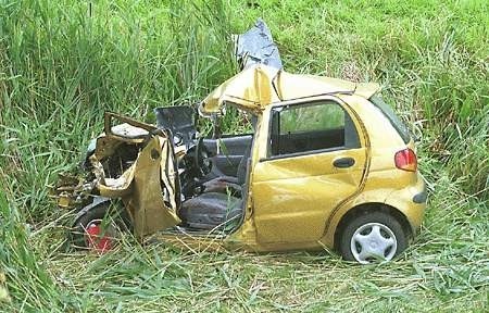 Tragicznie dla kierowcy i pasażera tego auta skończyło sie spotkanie z dzikiem na drodze z Elbląga do Malborka