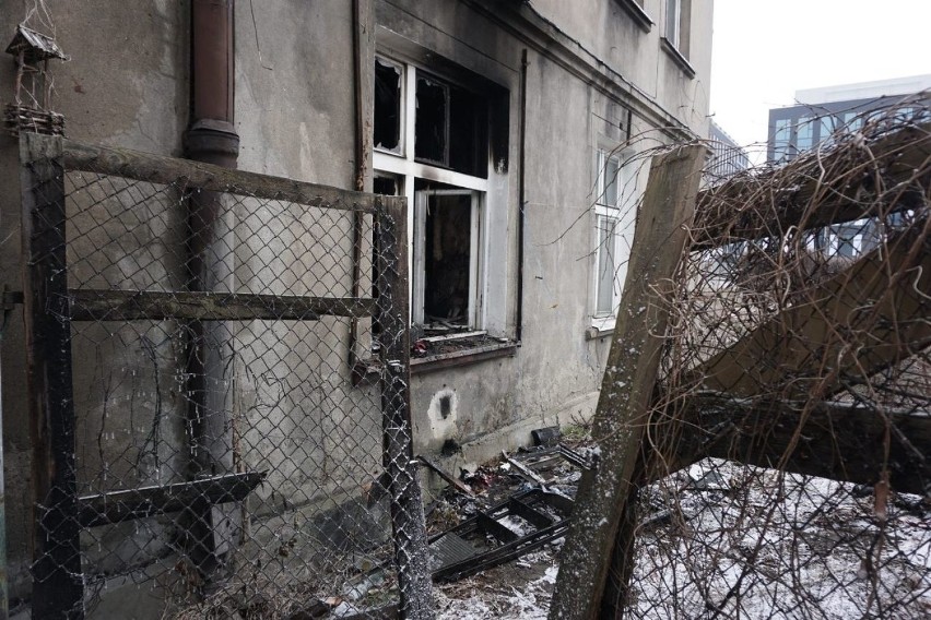 Nocny pożar w mieszkaniu na Częstochowskiej w Łodzi. Są ranni i spore straty!