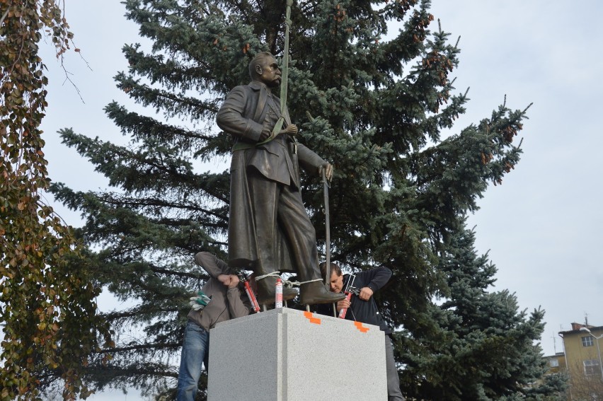 Tarnów. Marszałek Józef Piłsudski ma wreszcie pomnik w mieście. Na cokole ustawiono go w kwadrans [ZDJĘCIA]