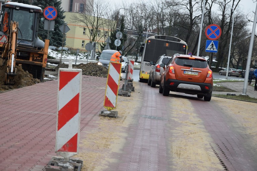 Trwa przebudowa skrzyżowania na wyniesione w Sieradzu. Zobacz postęp prac przy powiatowej inwestycji ZDJĘCIA