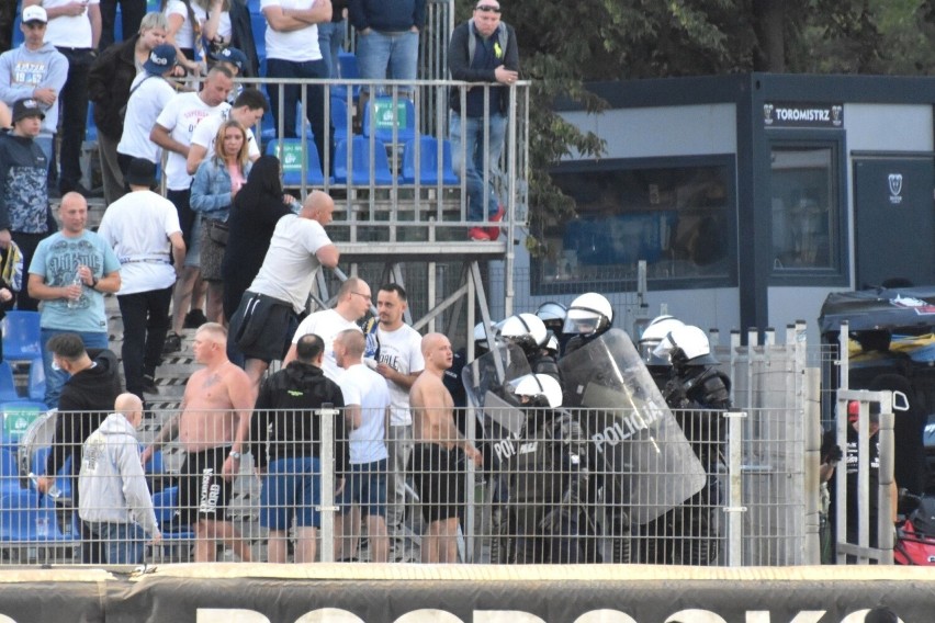 Zamieszki na meczu żużlowców w Lublinie. Policja zatrzymała kibiców z Torunia (ZDJĘCIA + WIDEO)