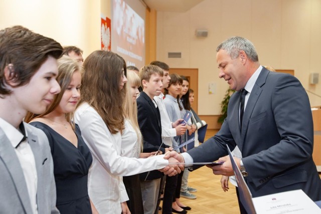 Gala laureatów olimpiad i konkursów przedmiotowych, odbyła się w czwartek, 14 czerwca 2018 r. w Auli Auditorium Novum Uniwersytetu Technologiczno-Przyrodniczego przy ul. Kaliskiego 7 w Bydgoszczy.

Zobacz także! Tak wygląda Teatr Kameralny w Bydgoszczy [zobacz zdjęcia]

Nagrody Prezydenta Miasta Bydgoszczy za szczególne osiągnięcia w zakresie przedmiotów ogólnokształcących i zawodowych przyznawane są od 2006 roku, w celu promowania i wyróżniania uczniów bydgoskich szkół, którzy zostali finalistami albo laureatami konkursów i olimpiad na szczeblu krajowym i międzynarodowym oraz dla nauczycieli za trud włożony w pracę ze zdolnym uczniem.

Nagrody finansowane są z budżetu Miasta Bydgoszczy. W dniu 4 czerwca br. komisja rozpatrująca wnioski o przyznanie nagród dla uczniów i ich nauczycieli za szczególne osiągnięcia w olimpiadach i konkursach przedmiotowych w roku szkolnym 2017/2018 przyznała nagrody:
-&nbsp;146 uczniom z 29 szkół w łącznej wysokości 199.600 zł oraz
-&nbsp;92 nauczycielom w łącznej wysokości 111.750 zł. 


Jarmark Świętojański w Bydgoszczy

