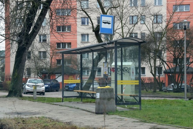 Pasażerowie komunikacji miejskiej skarżą się, że mają za daleko do przystanków autobusowych po zamknięciu ulicy Karówkowskiej w związku z remontem jej skrzyżowania  z Jagiellońską. 

Zobacz kolejne zdjęcia