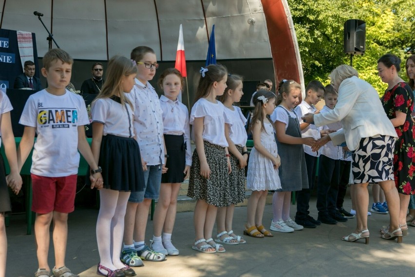 Bielsk Podlaski. Zakończenie roku szkolnego czyli przywitanie wakacji najmłodszych uczniów bielskiej "Trójki" [ZDJĘCIA]