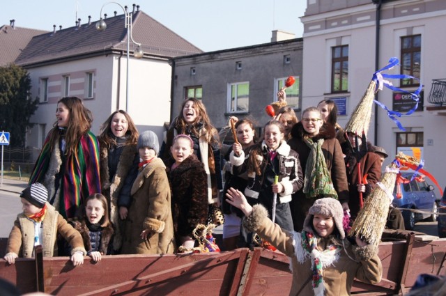 Zapusty Radomsko 2014: Barwny korowód na ulicach miasta i przedstawienie w MDK