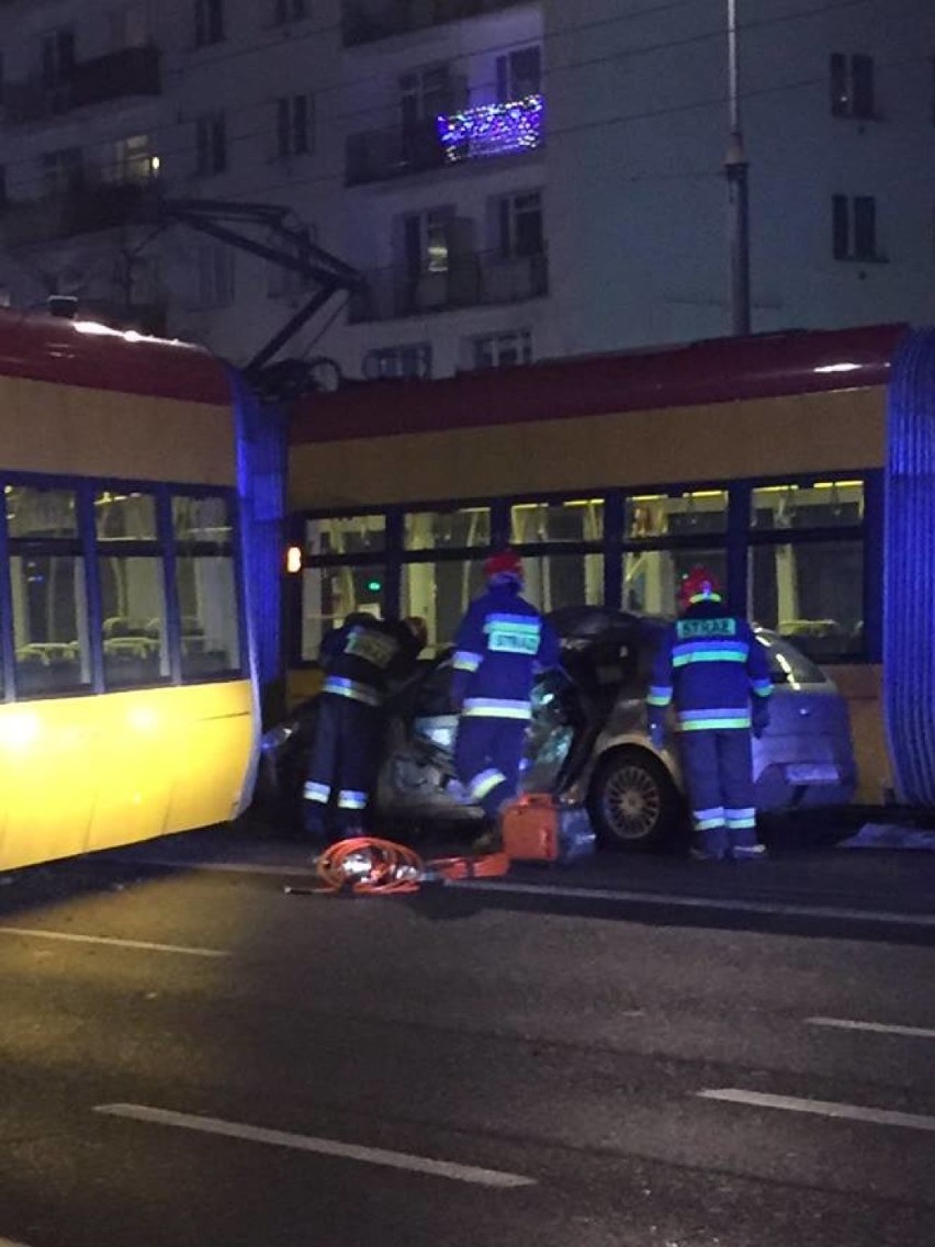 Wypadek na Marszałkowskiej. Tramwaj zderzył się z samochodem...