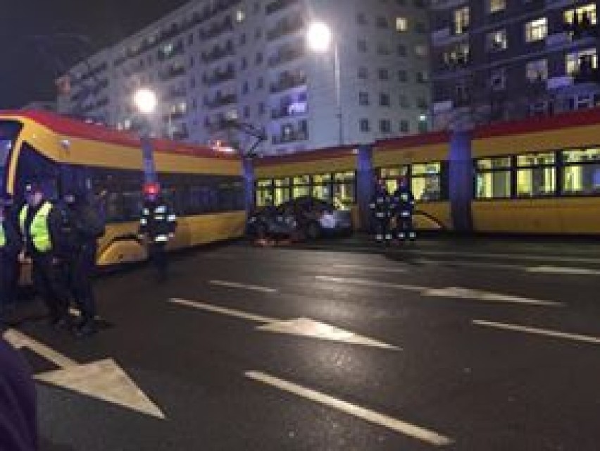 Wypadek na Marszałkowskiej. Tramwaj zderzył się z samochodem...