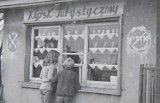 Stare zdjęcia z kroniki PTTK w Strzelnie. Poznajecie osoby z fotografii