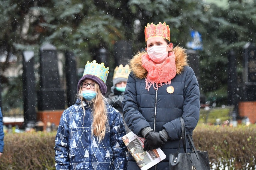 Zgromadzeni założyli korony, a niektórzy byli nawet...