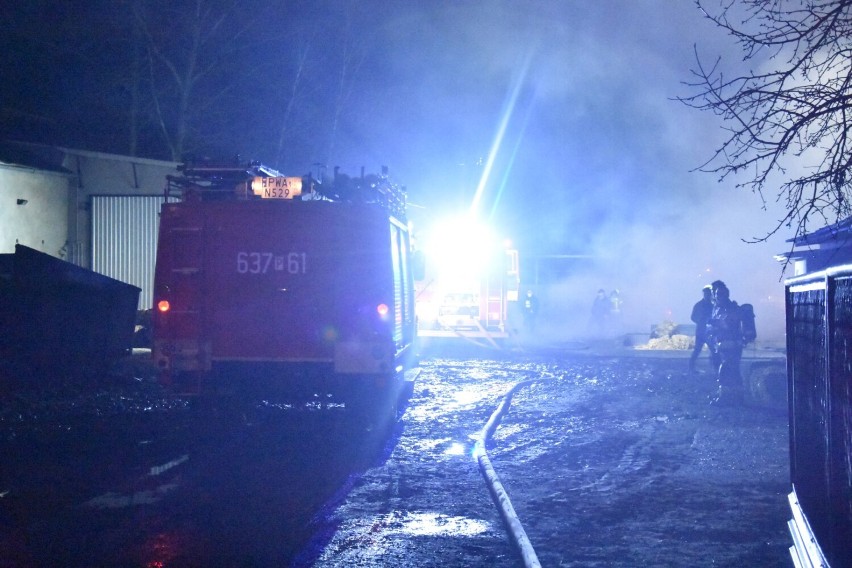 Duży pożar budynku w Pawłowie Żońskim. Z ogniem walczyło kilkanaście zastępów straży pożarnej