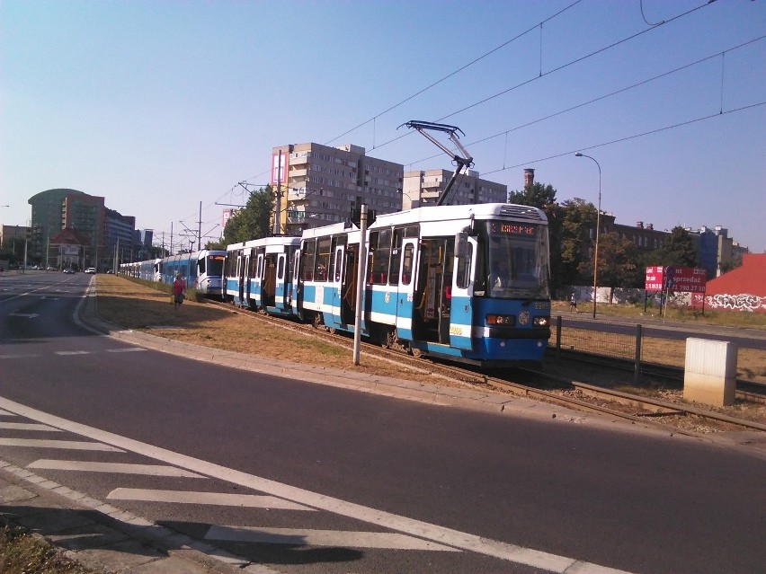 Przez awarię jednego, w korku utknęło 40 tramwajów na ul. Legnickiej (ZDJĘCIA)