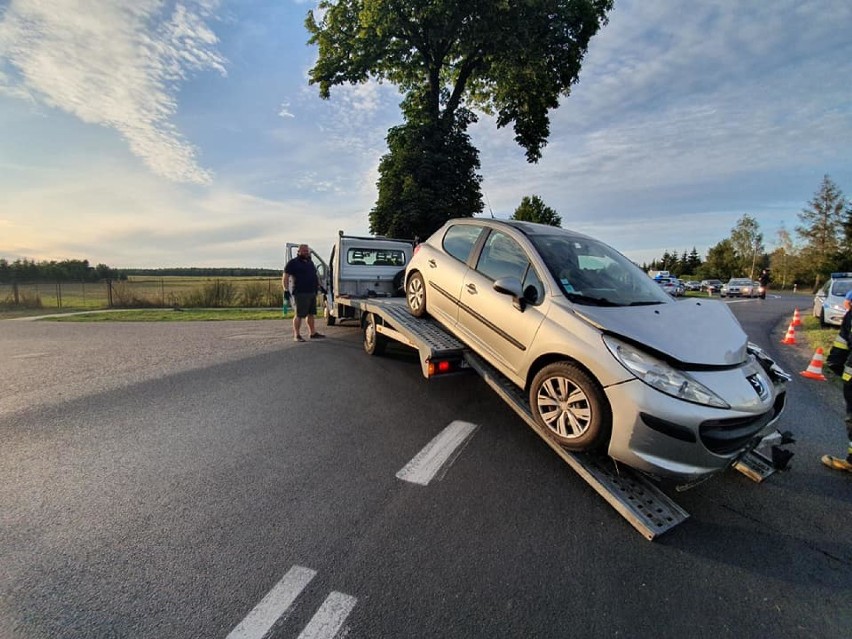 Wypadek w Młynarach. Samochód uderzył w betonowy słup (FOTO)