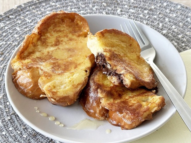 Słodkie tosty francuskie to pomysł na pyszne śniadanie. Po rozkrojeniu wypływa z nich płynna czekolada. Zobacz, jak je przygotować. Kliknij w galerię i przesuwaj zdjęcia strzałkami lub gestem.