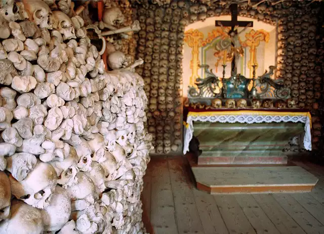 Kaplica Czaszek w Czermnej - ściany i sufit wyłożone 3 tysiącami ludzkich kości