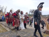 Wielkanoc 2023: Tysiące pielgrzymów pod wrażeniem "Drogi do Jerozolimy" na zamku w Inowłodzu ZDJĘCIA, FILM