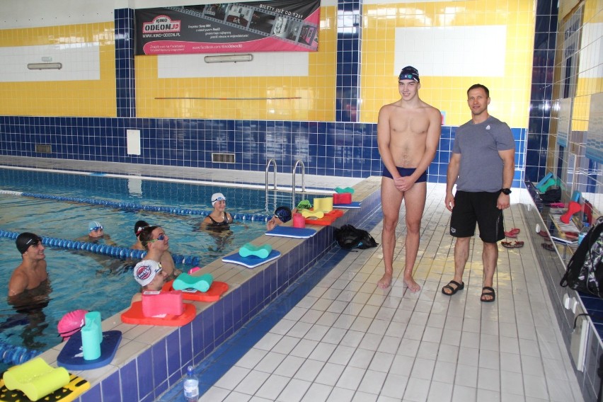 Mistrz Polski Kacper Płoszka dołączył do pływaków trenujących z klubem Nautilus Brzeziny na miejscowej pływalni
